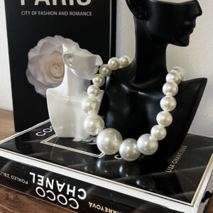 Pearl single-row necklace with large pearls