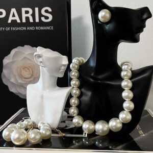 Pearl single -row necklace with pearl earrings and pearl bracelet