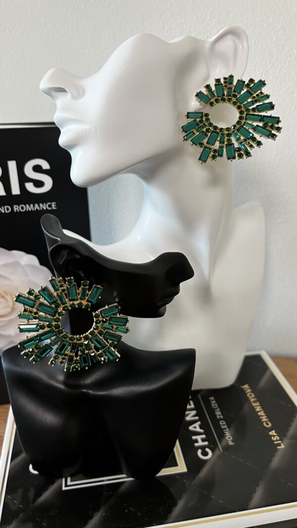 Strong emerald earrings