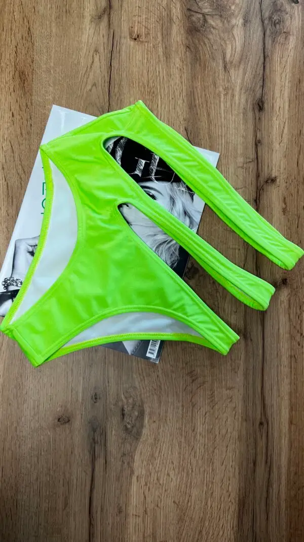 High-waisted panties with cutouts on the stomach